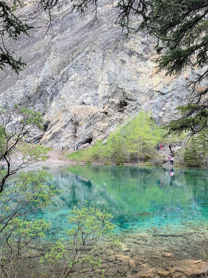 Inviting Rocky Mountain Hot Tub In Top Rated Condo Managed By Little Sister Getaways Canmore Exterior photo